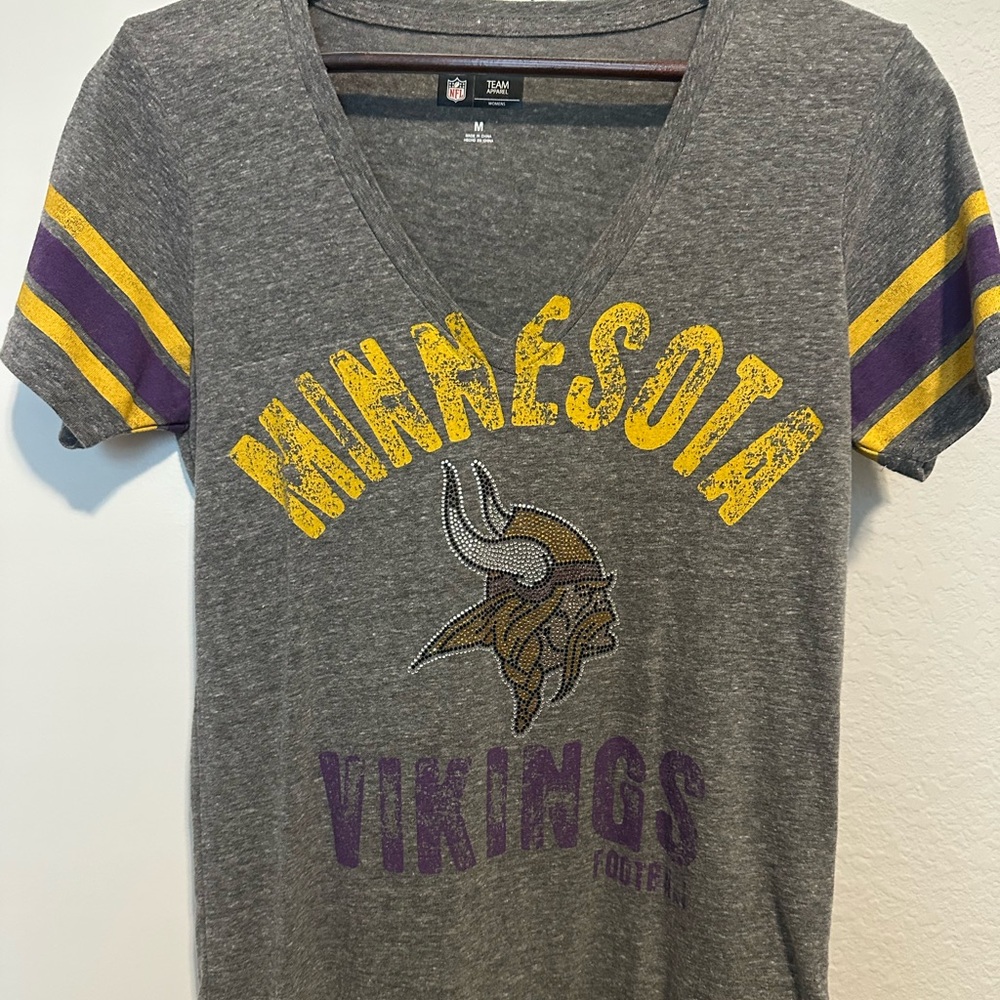 NFL Minnesota Vikings - Women’s M V-Neck T-shirt, grey with rhinestone logo